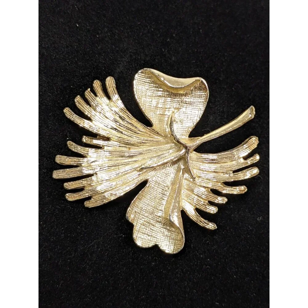 Vintage ORNK Hibiscus Flower‎ Gold Tone Brooch Pin